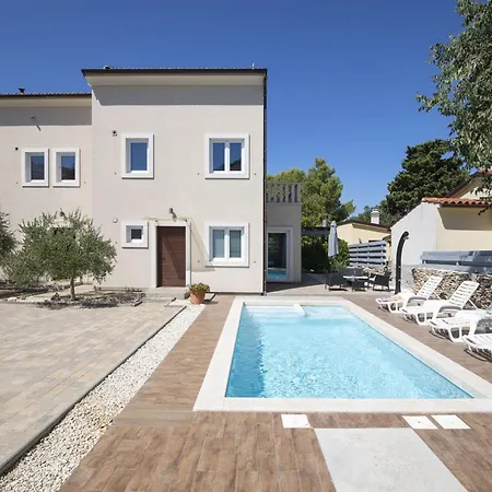 Nocciola With Sea View, Private Pool And Sauna * Premantura